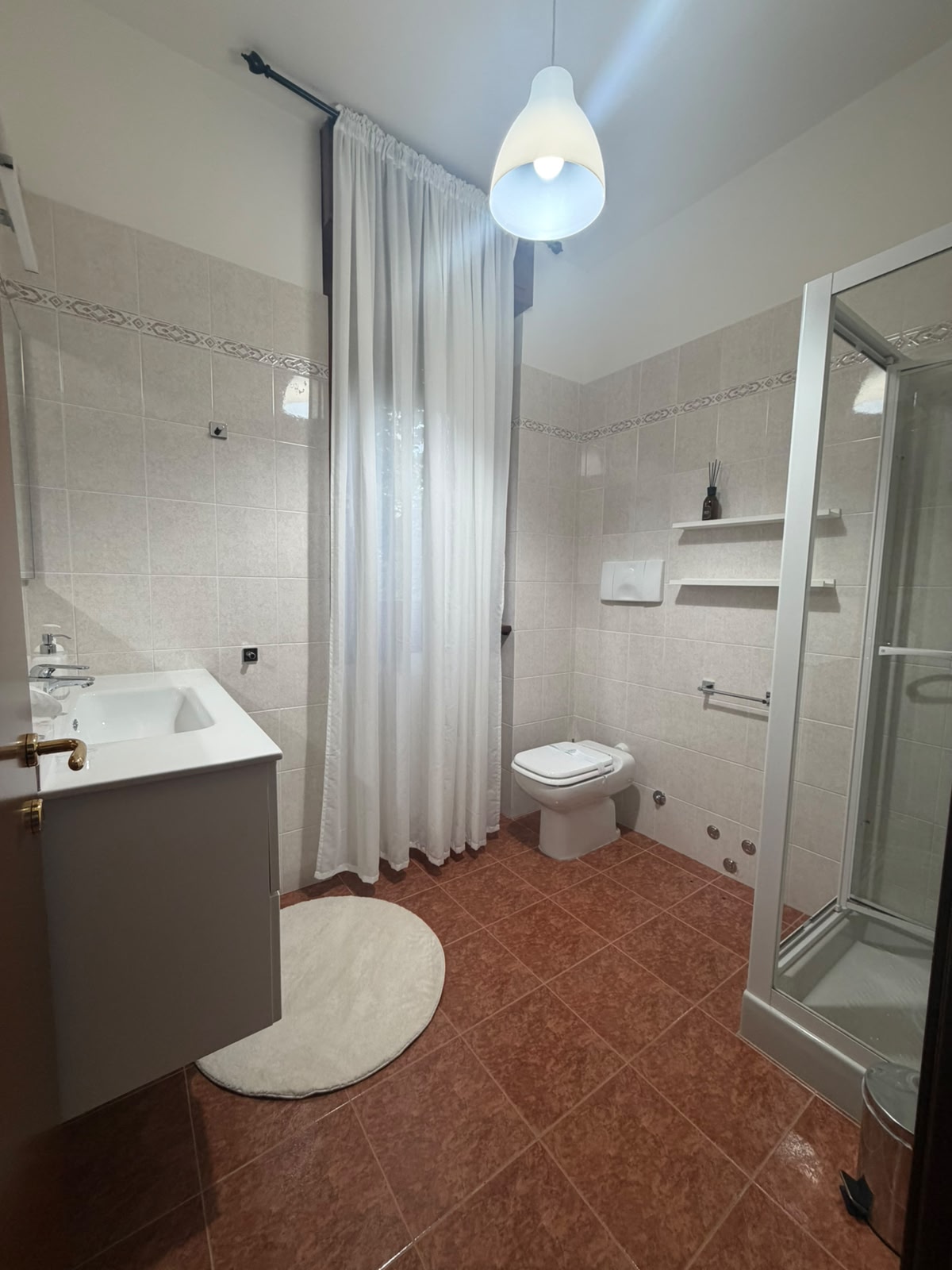 Bagno completo con doccia
