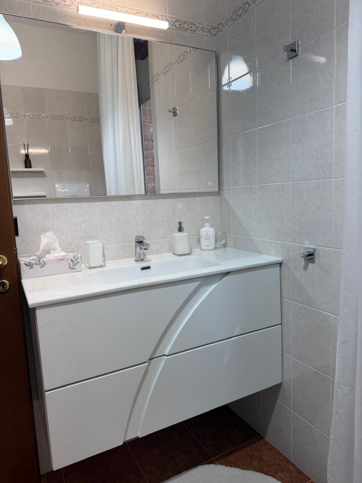 Mobile bagno con specchio