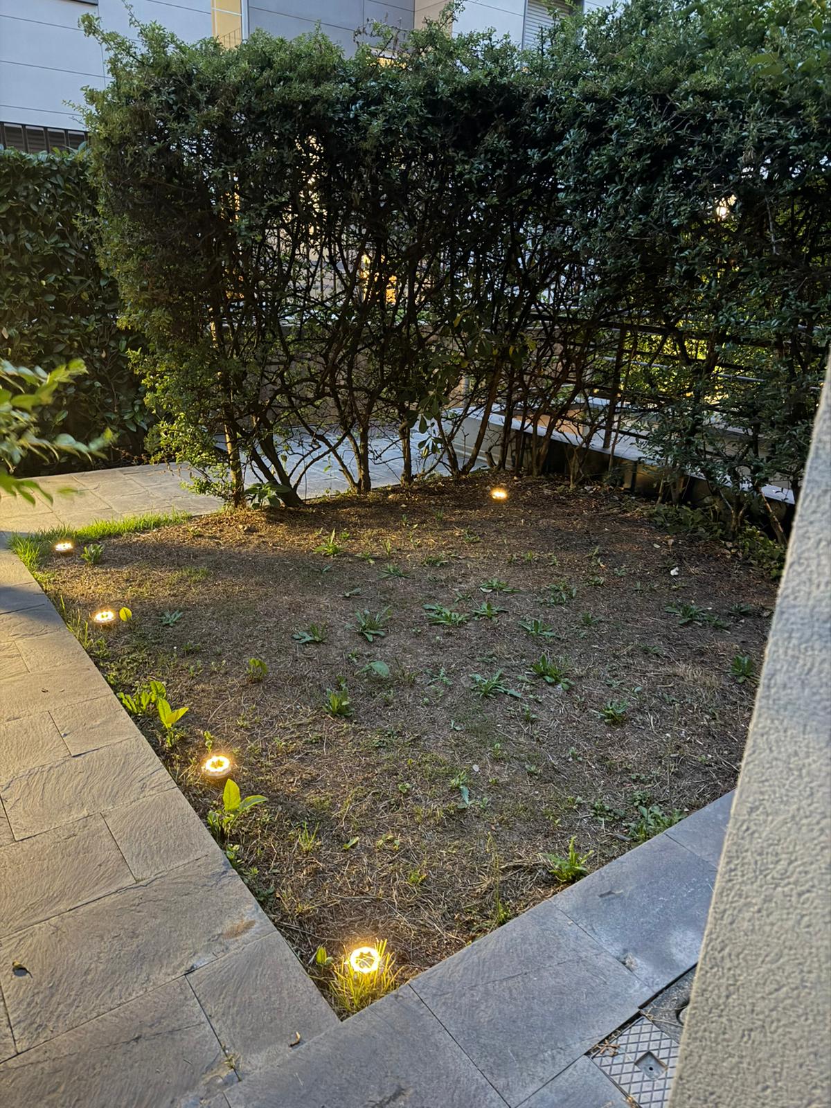 Giardino privato con luci serali